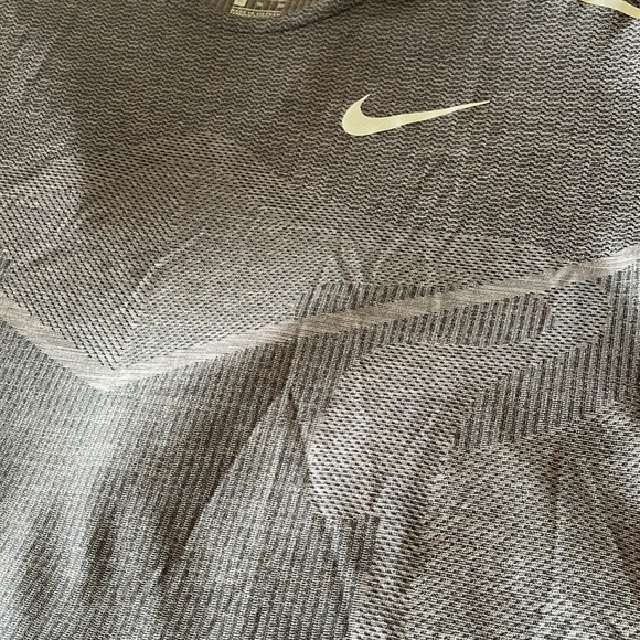 Men’s Nike dri-fit running top - Picture 3 of 4